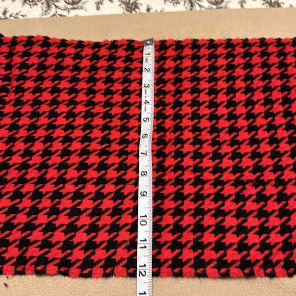 Black and red houndstooth patterned fringed scarf - Picture 6 of 6